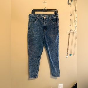 Woman’s No Boundary Jeans